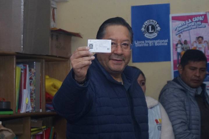 Presidente de Bolivia, Luis Arce felicita a virtual ganador Rodrigo Paz Pereira