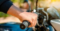 ¿Se necesita licencia de conducir para manejar un ciclomotor? Esto es lo que dice la Ley