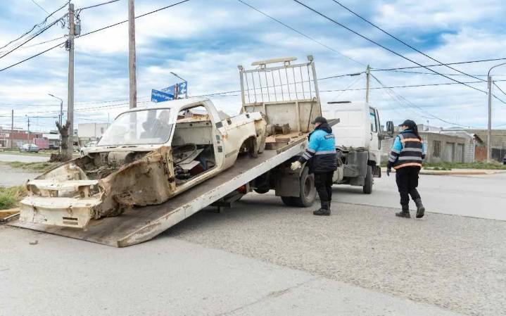 Río Grande avanza con el retiro de chatarra y vehículos abandonados para ordenar el espacio público