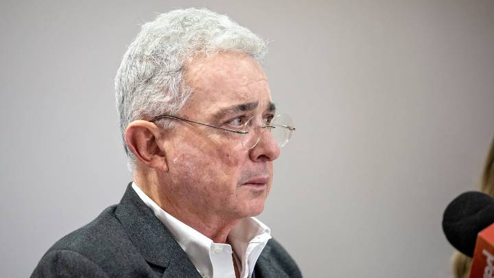 Álvaro Uribe fue sometido a dos intervenciones quirúrgicas en Medellín y al salir lanzó pullas por el “deterioro de la salud” en Colombia