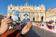 Miles de venezolanos se congregan en el Vaticano para celebrar la canonización de sus dos primeros santos.