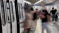 Ayuso coloca a 120 “empujadores” en el metro y los ciudadanos responden: “vamos como latas de sardinas”