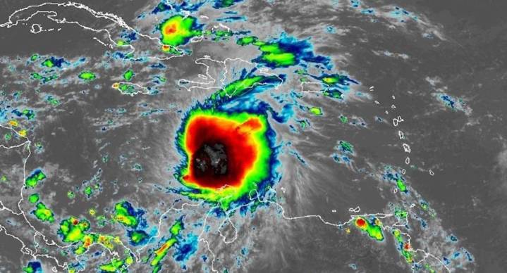 ‘Melissa’ avanza hacia Jamaica como huracán categoría 4