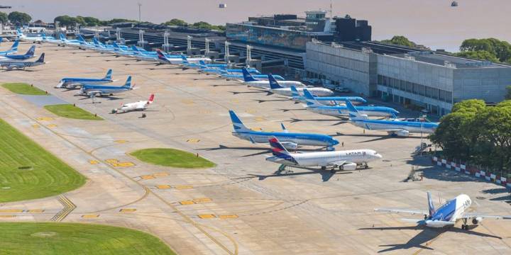 Un avión de Aerolíneas Argentinas sufrió un desperfecto en pleno despegue y Aeroparque estuvo cerrado durante algunas horas