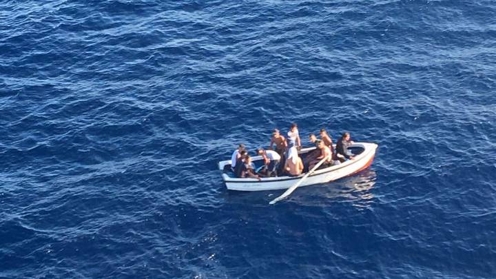 Un crucero rescata a una patera con 19 migrantes próxima a Cabrera