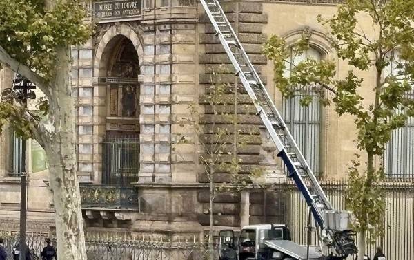 Un audaz robo en el Louvre cierra el museo más visitado del mundo