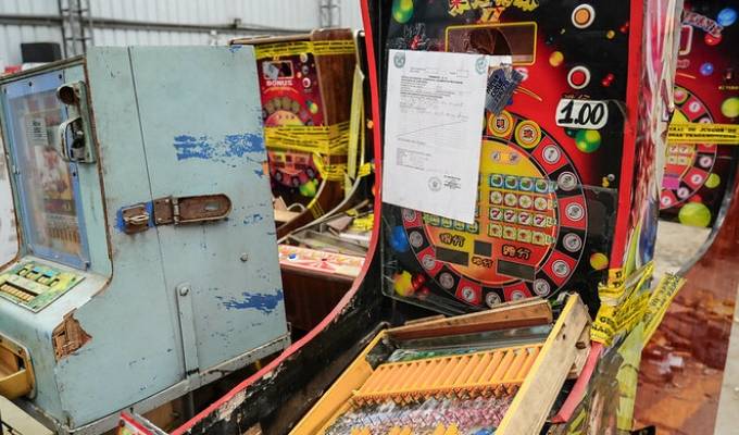 Golpe al juego ilegal: Mincetur destruye 557 tragamonedas sin licencia en todo el país