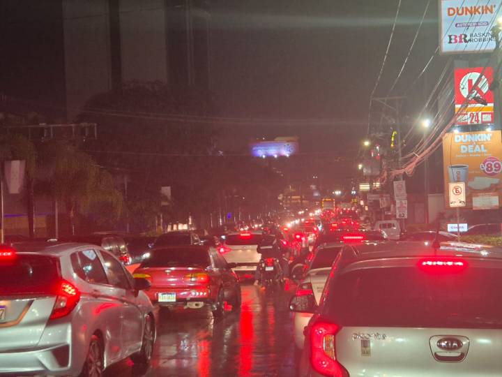 Tegucigalpa nuevamente colapsada por el tráfico en una noche lluviosa