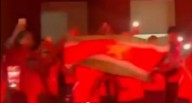 Panamá vs Surinam: jugadores de Surinam bailan junto a hinchas de Panamá que fueron a molestarlos 
