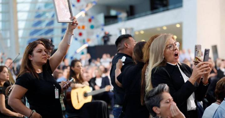 «¡Rata cobarde, asesino!»: familiares de las víctimas de la DANA increpan a Mazón en el funeral de Estado en Valencia