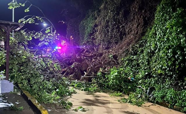 Bomberos Estatales atienden daños ocasionados en Aticama por lluvias en San Blas