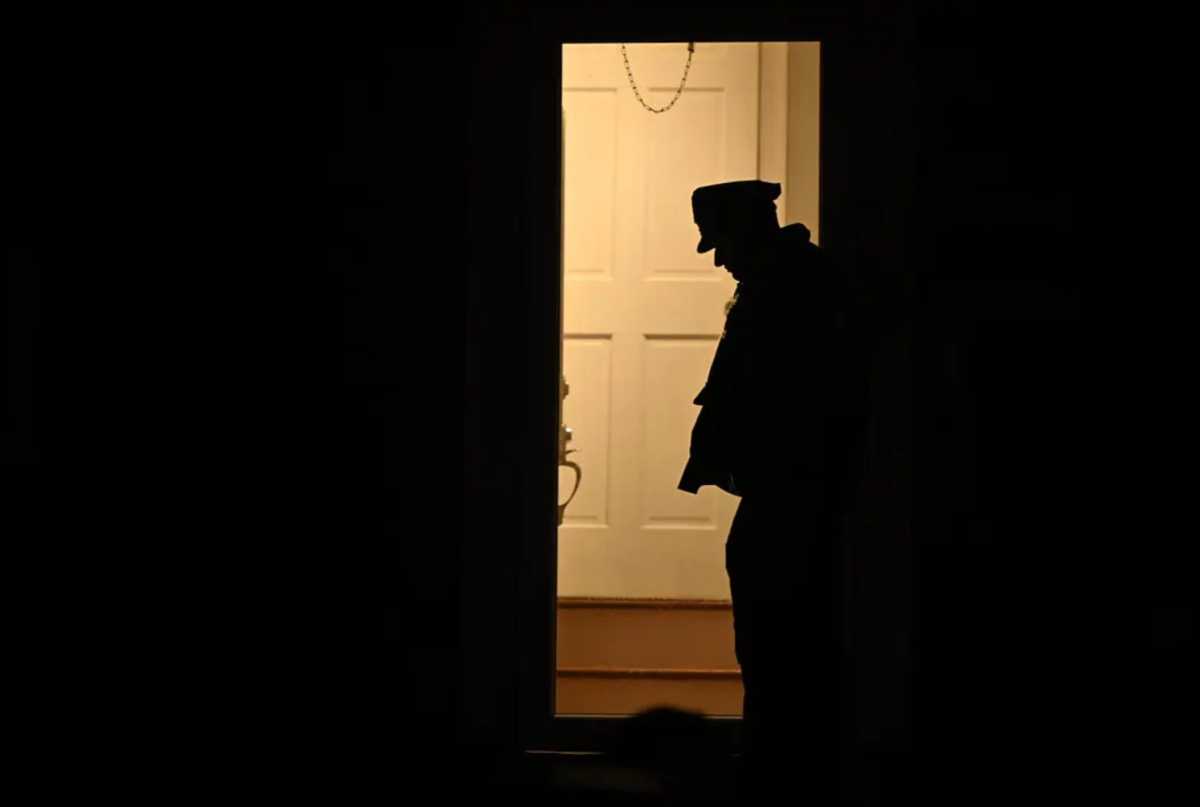 Teen shot inside Harlem apartment building; two individuals sought for questioning