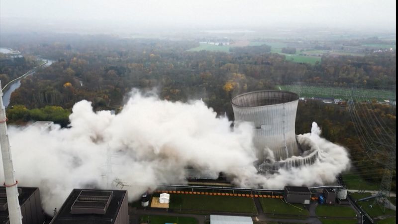 Alemania demuele las torres de refrigeración de una central nuclear