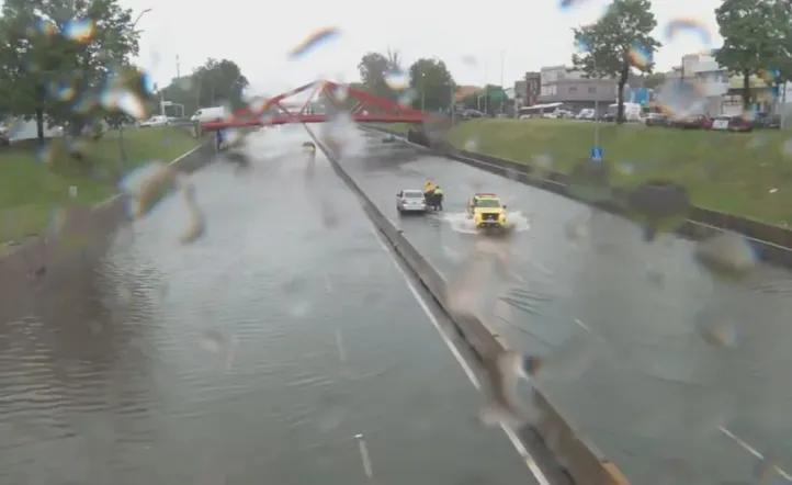 Temporal: un taxista murió tras descompensarse en medio de las inundaciones en la General Paz