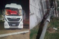 En Chajarí un camión enganchó cables, derribó un poste y causó destrozos