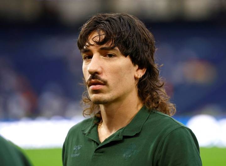Soccer-Cycling to training and second-hand shoes, Betis’s Bellerin wins green award
