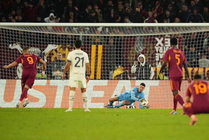 Roma misses penalty 3 times and loses 1-0 to Lille in Europa League