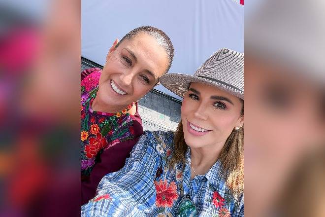 Acude gobernadora a informe de Sheinbaum en Zócalo capitalino 