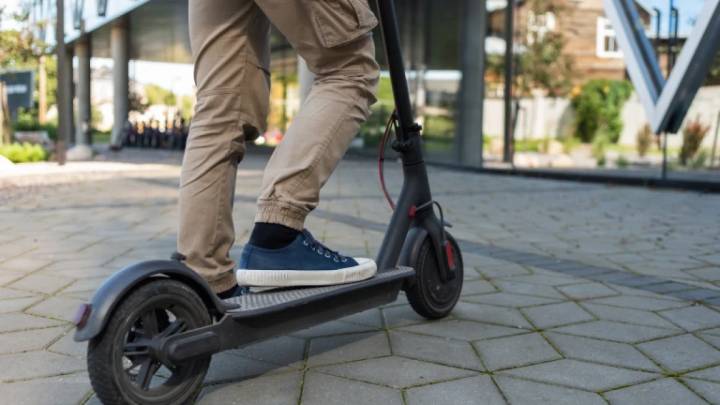 Uno de cada cuatro usuarios de patinete en Barcelona se salta los semáforos, según un informe del RACC