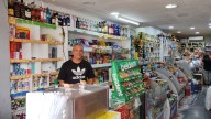 En los kioscos de San Vicente notan cómo los cigarrillos más baratos desplazan a los tradicionales