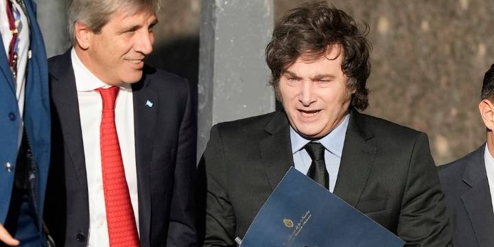 Tras la victoria electoral, el Gobierno se prepara para retomar la compra de reservas y piensa un precio del dólar para hacerlo