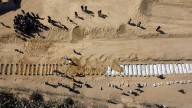 Els palestins ploren morts sense nom en un enterrament massiu