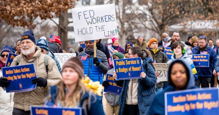 AFGE, largest federal workers' union, calls for end to shutdown, putting pressure on Democrats
