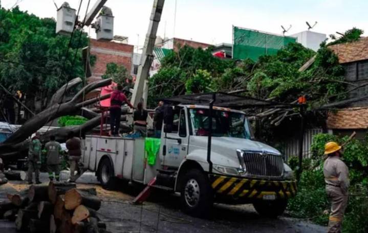 CFE restablece electricidad al 91% tras lluvias