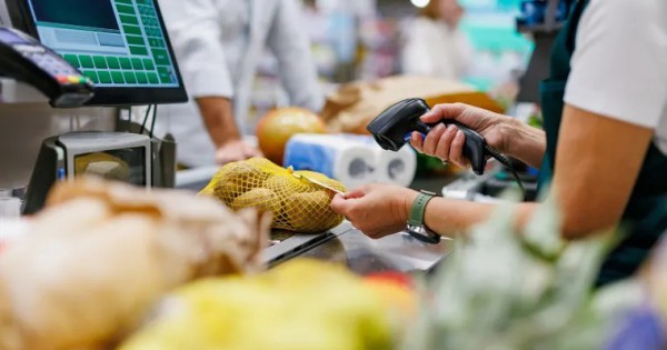 El crédito reemplaza al efectivo: las familias usan más la tarjeta para comprar alimentos y sube la deuda