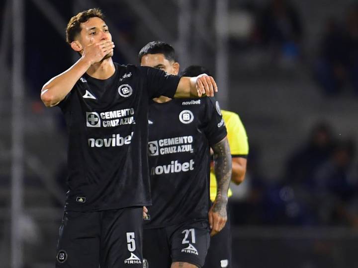 Cruz Azul estrena uniforme, gana y amarra Liguilla directa