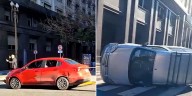 Una camioneta realizó una mala maniobra y volcó a metros de Casa Rosada