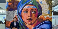 Artista venezolano Óscar Olivares presenta un nuevo mural hecho con tapas en Alemania