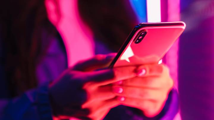 ¿Su cargador da estos signos? Podría estar dañando la batería de su celular sin que lo note