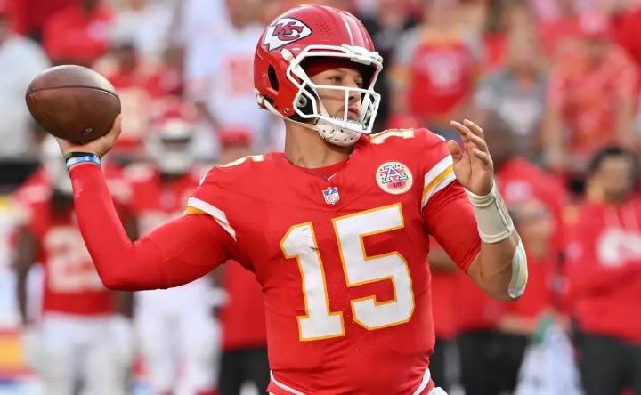 Who’s playing Monday Night Football tonight, October 6, in Week 5 of the 2025 NFL season?