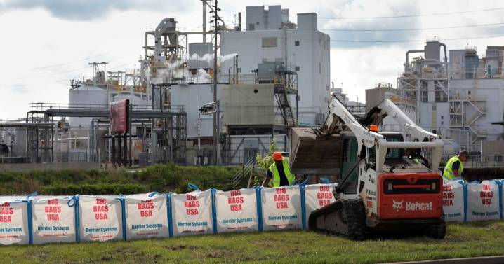 Bell blasts Trump for pulling St. Louis factory grant
