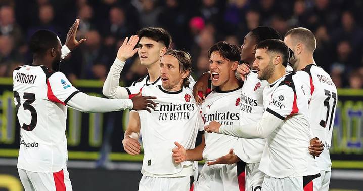 Santi Gimenez sale lesionado al 60’ con el Milan