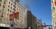 Una intensa columna de humo sorprende en la Gran Vía de Madrid
