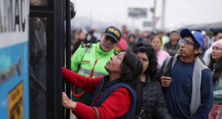 Paro de transportistas: pasajeros pugnan por subir a un bus en varios puntos de Lima últimas