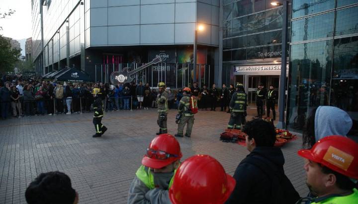 Bomberos controla incendio en Costanera Center y trabaja en ventilación para reapertura
