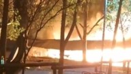 Videos: un gran incendio afectó a seis cabañas en El Carrizal y hay amplio despliegue de Bomberos