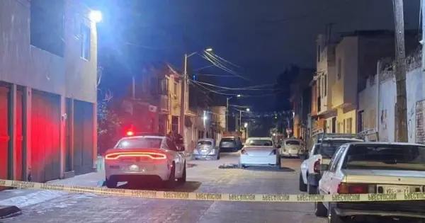 Hombre sufre infarto fatal al empujar vehículo