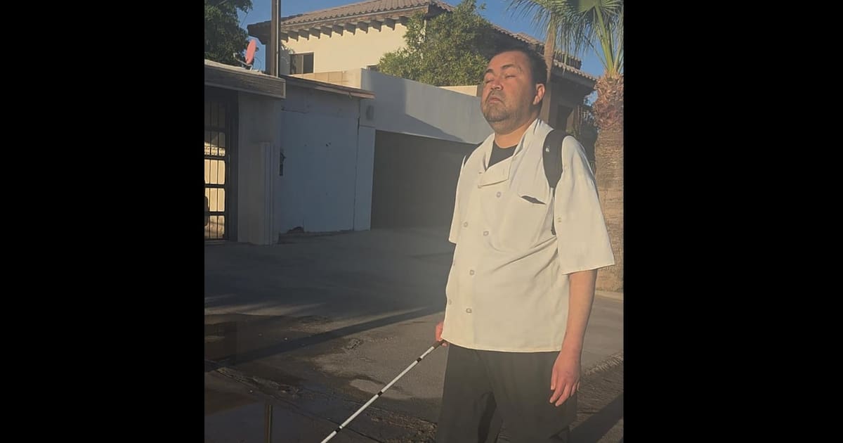 Chef ciego recorre las calles de SLRC diariamente para llegar a su trabajo