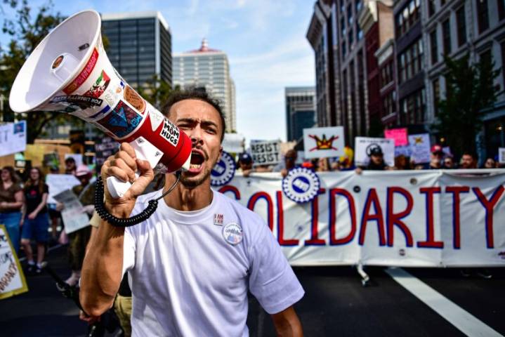 ‘No Kings’ draws hundreds to downtown Louisville for peaceful demonstration