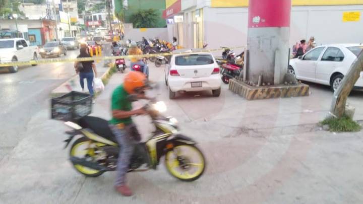 Poste de Telmex a punto de caer En Elektra