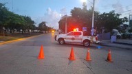 Autobús derriba poste de CFE y se da a la fuga en el centro de Cancún