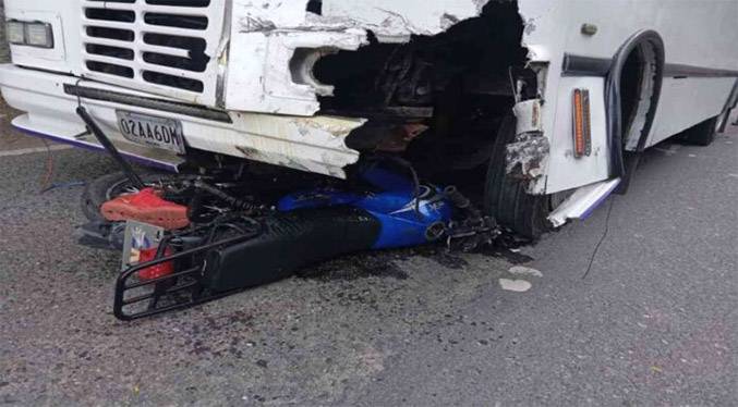Tragedia en Ocumare: Dos motoristas pierden la vida en devastador accidente vial.
