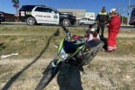 Impacta auto a menor motociclista y lo saca del camino en Saltillo