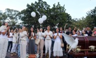 Medellín despide al cantante B-King con globos y mariachis