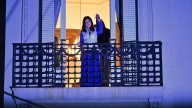 Cristina Kirchner bailó desde su balcón ante una militancia enfadada en Buenos Aires