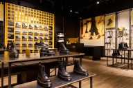 Tras irse de Chile por años: prestigiosa marca británica de zapatos abre nueva tienda en Parque Arauco
